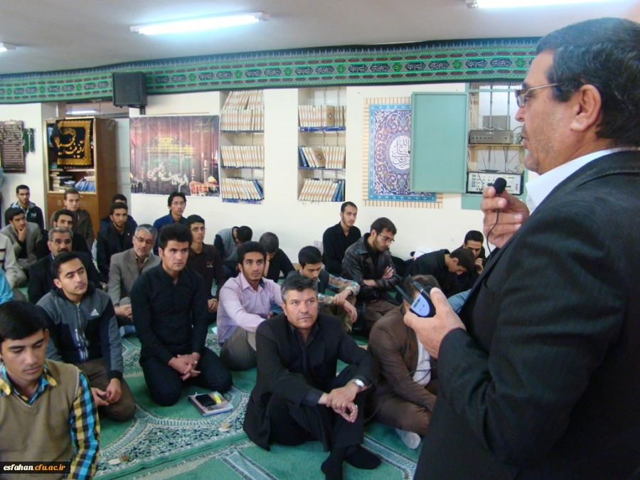 برگزاری نماز جماعت دانشجویان پردیس باهنر به همراهی مدیر کل آموزش و پرورش