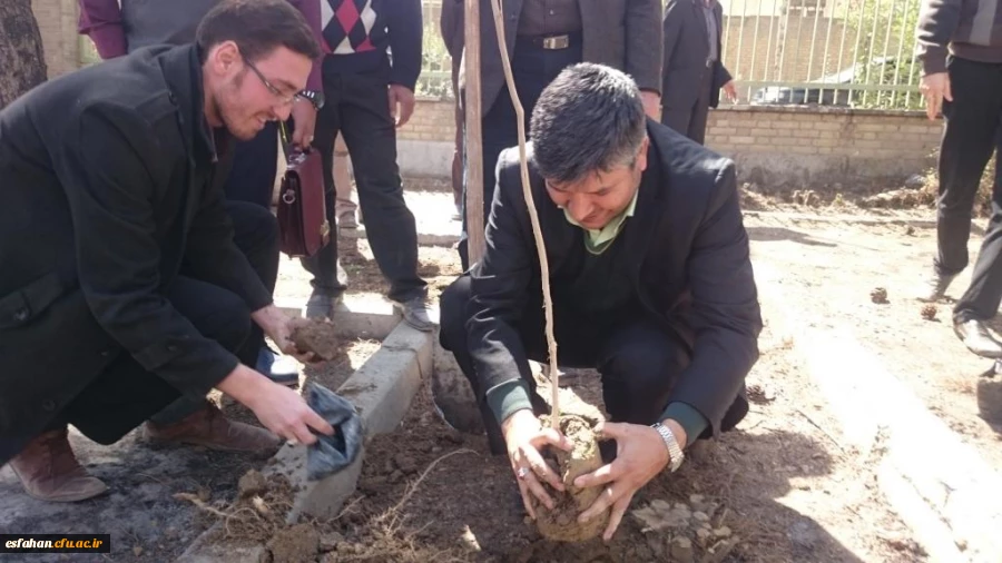 دکتر عروف زاد سرپرست مدیریت امور استان اصفهان  به همراه معاونین ، نماینده اساتید و دانشجویان   درهفته درختکاری