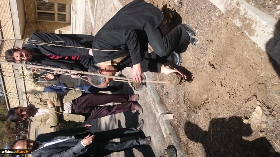 دکتر عروف زاد سرپرست مدیریت امور استان اصفهان  به همراه معاونین ، نماینده اساتید و دانشجویان   درهفته درختکاری