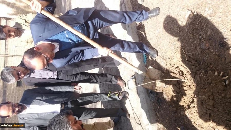 دکتر عروف زاد سرپرست مدیریت امور استان اصفهان  به همراه معاونین ، نماینده اساتید و دانشجویان   درهفته درختکاری