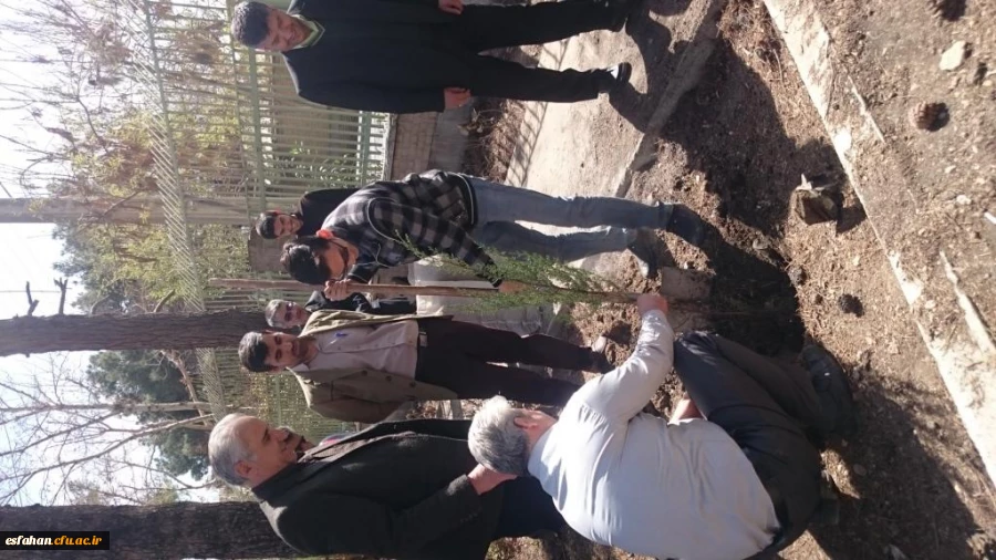 دکتر عروف زاد سرپرست مدیریت امور استان اصفهان  به همراه معاونین ، نماینده اساتید و دانشجویان   درهفته درختکاری