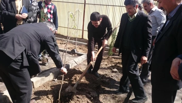 دکتر عروف زاد سرپرست مدیریت امور استان اصفهان  به همراه معاونین ، نماینده اساتید و دانشجویان   درهفته درختکاری