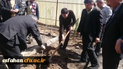 دکتر عروف زاد سرپرست مدیریت امور استان اصفهان  به همراه معاونین ، نماینده اساتید و دانشجویان   درهفته درختکاری