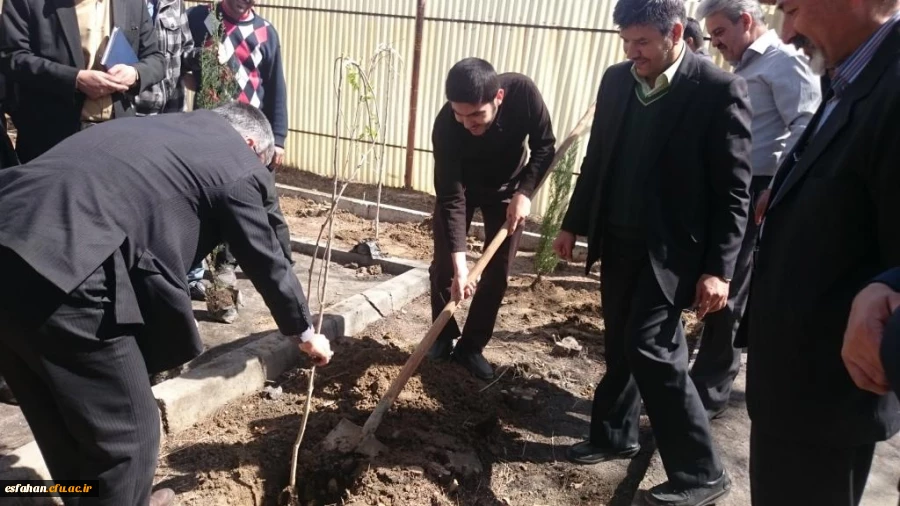 دکتر عروف زاد سرپرست مدیریت امور استان اصفهان  به همراه معاونین ، نماینده اساتید و دانشجویان   درهفته درختکاری