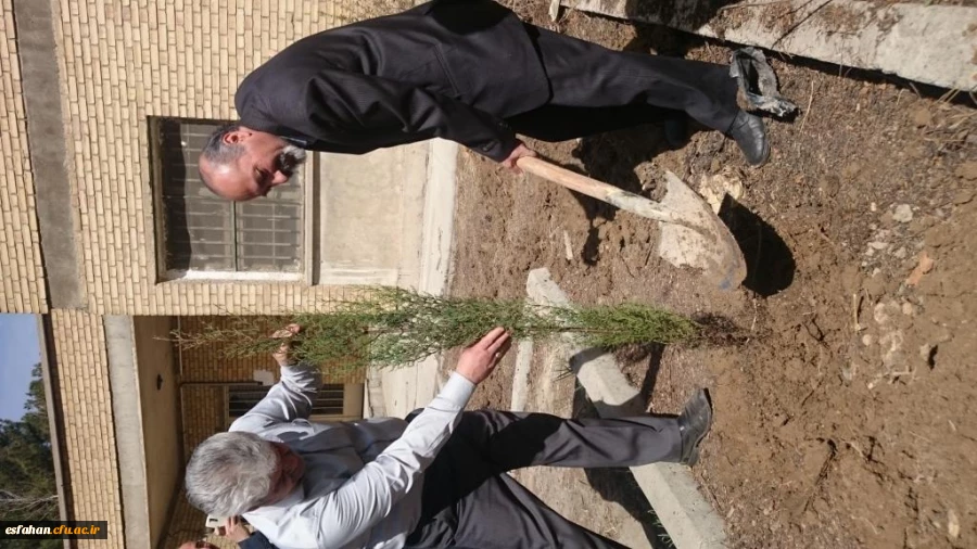 دکتر عروف زاد سرپرست مدیریت امور استان اصفهان  به همراه معاونین ، نماینده اساتید و دانشجویان   درهفته درختکاری