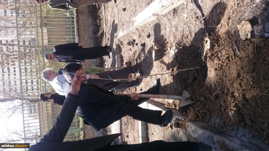 دکتر عروف زاد سرپرست مدیریت امور استان اصفهان  به همراه معاونین ، نماینده اساتید و دانشجویان   درهفته درختکاری