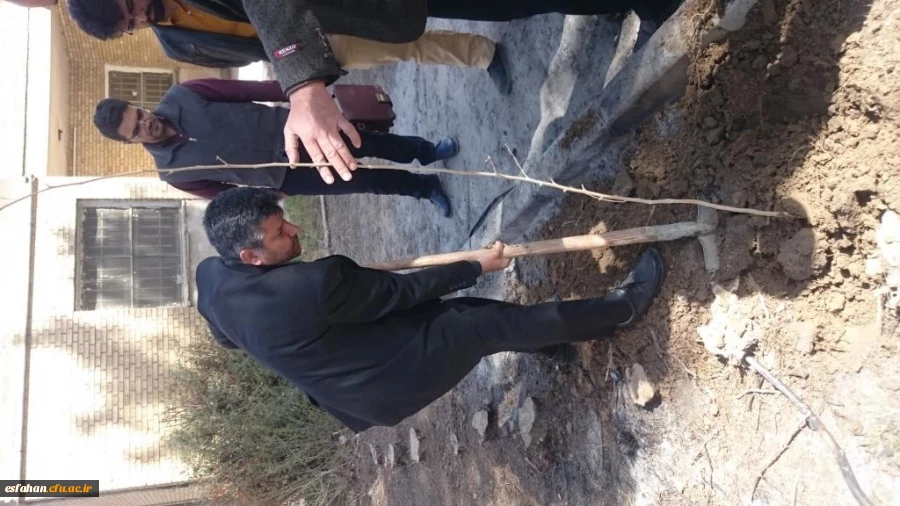 دکتر عروف زاد سرپرست مدیریت امور استان اصفهان  به همراه معاونین ، نماینده اساتید و دانشجویان   درهفته درختکاری
