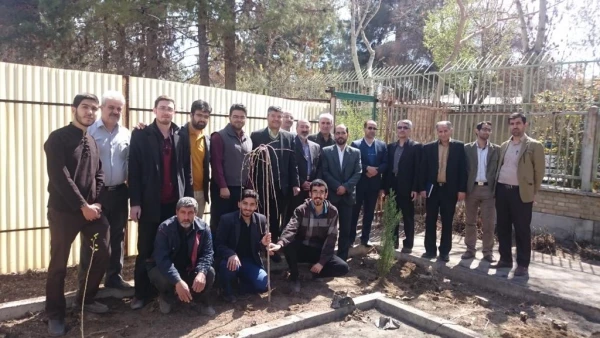 دکتر عروف زاد سرپرست مدیریت امور استان اصفهان  به همراه معاونین ، نماینده اساتید و دانشجویان   درهفته درختکاری