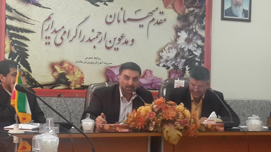 نشست مشترک سرپرست امور پردیس های استان اصفهان با  فرماندار کاشان و مسوولان اداره آموزش و پرورش شهر کاشان