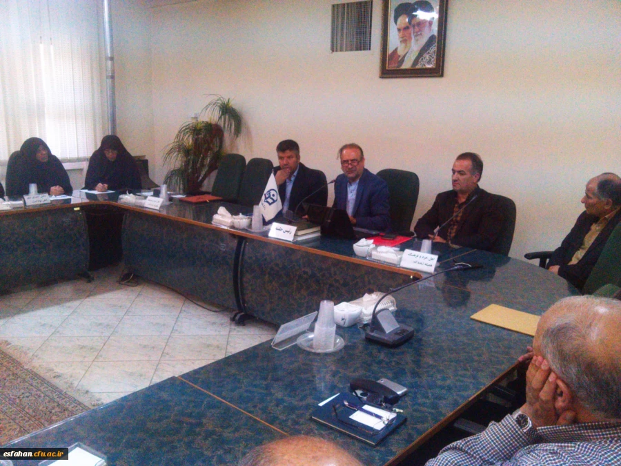 نشست مدیر کل خدمات آموزشی دانشگاه فرهنگیان  با جمعی از اساتید پردیس های استان اصفهان