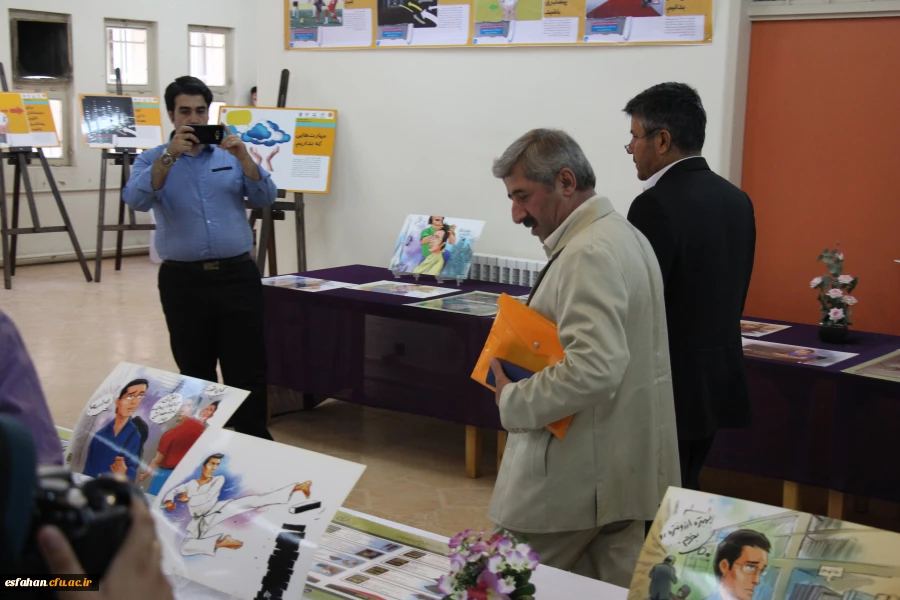 دکتر کیانی در بازدید از نمایشگاه آسیب های اجتماعی، دوره فرهنگی مهارت آموزان