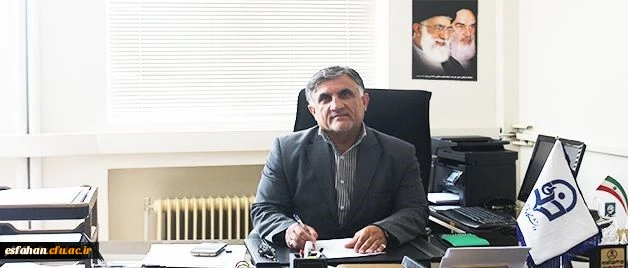 در حاشیه همایش نگاهی بر تعامل مدیر خردمند و نومعلم خلاق

دکتر قنبری معاون امور دانشجویی دانشگاه فرهنگیان در جمع خبرنگاران