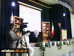 دکتر تاجیک اسمعیلی قائم مقام دانشگاه فرهنگیان کشور در جمع اصحاب رسانه اصفهان:
دانشجوی دانشگاه فرهنگیان باید بتواند پژوهشگر باشد واین بدان معنا ست که فرهنگ پژوهش و روح تتبع و عطش یادگیری باید در دانشجو معلم وجود داشته باشد