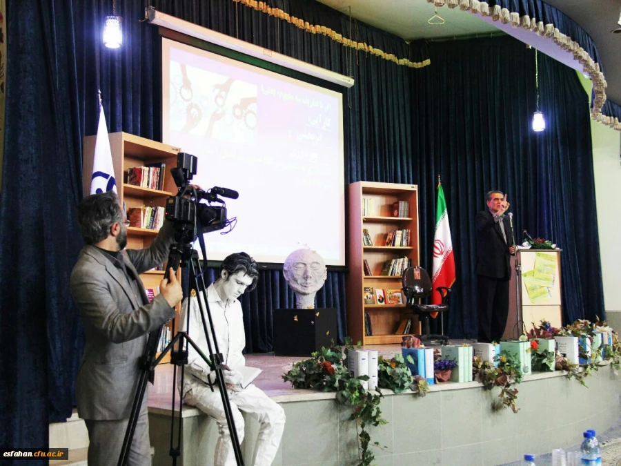 دکتر تاجیک اسمعیلی قائم مقام دانشگاه فرهنگیان کشور در جمع اصحاب رسانه اصفهان:
دانشجوی دانشگاه فرهنگیان باید بتواند پژوهشگر باشد واین بدان معنا ست که فرهنگ پژوهش و روح تتبع و عطش یادگیری باید در دانشجو معلم وجود داشته باشد