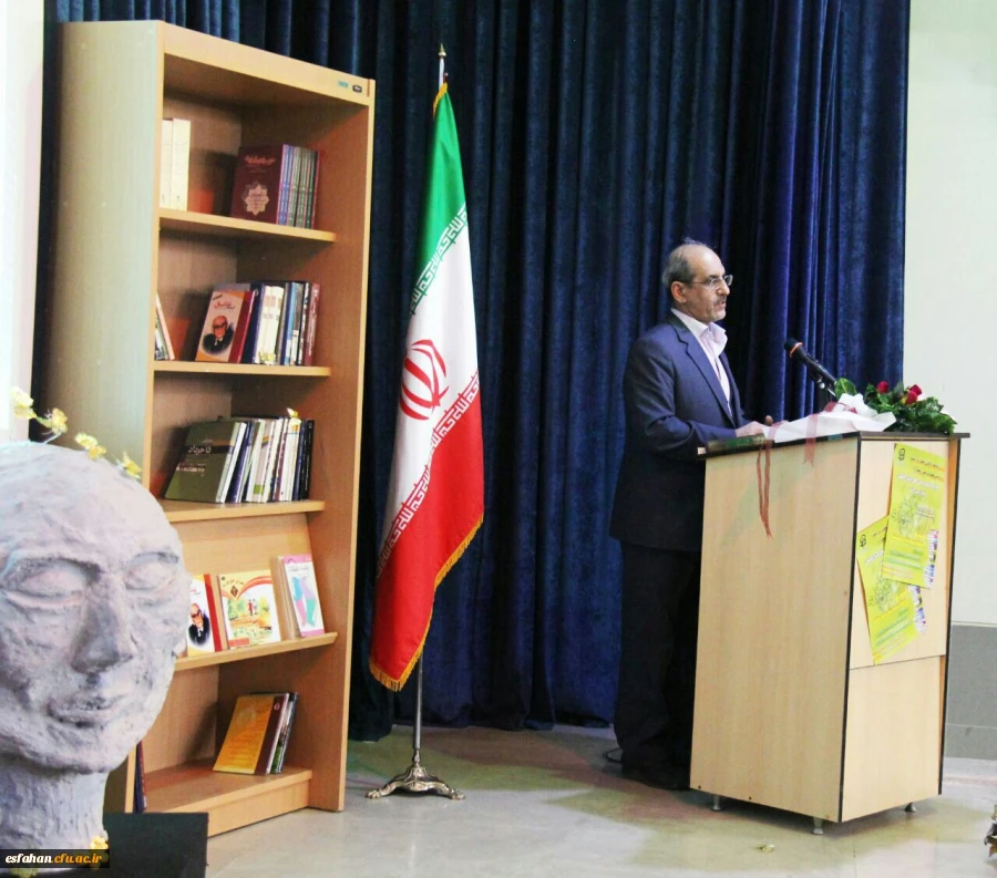 دکتر تاجیک اسمعیلی قائم مقام دانشگاه فرهنگیان کشور در جمع اصحاب رسانه اصفهان:
دانشجوی دانشگاه فرهنگیان باید بتواند پژوهشگر باشد واین بدان معنا ست که فرهنگ پژوهش و روح تتبع و عطش یادگیری باید در دانشجو معلم وجود داشته باشد