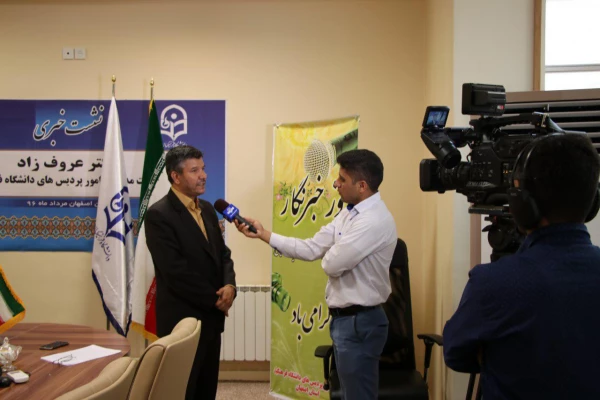 دکتر عروف زاده در ایام انتخاب رشته داوطلبان ورود به دانشگاه ها در گفتگو با شبکه خبر استانی: 

نیاز به معلمانی داریم که دارای هوش تجربی و تاملی باشند، معلم باید نقش مربی و رهبر در کلاس را ایفا کند .