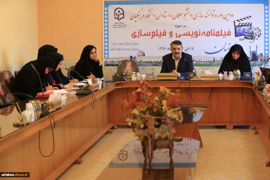 دکتر علاءالدین کیا در نشست خبری دومین دوره کشوری توانمندسازی دانشجومعلمان و استادان در حوزه فیلمنامه نویسی و فیلم سازی:

فیلم یک زبان بین المللی است که همه آدم ها از هر نژاد، زبان و کشور زبانِ فیلم را به آسانی درک می کنند؛