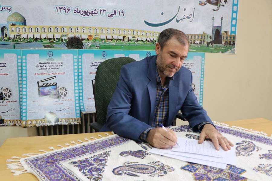 گفتوگوی آقای دکتر رضایی دبیر اجرایی دومین دوره آموزش فیلم سازی و فیلم نامه نویسی در خصوص نحوه ارزشیابی پایان دوره شرکت کنندگان و میزان تحقق اهداف سیاست گزاران دانشگاه