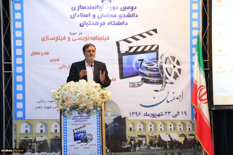 ابطحی نماینده مردم خمینی شهر در مجلس و عضو هیأت امنای دانشگاه فرهنگیان استان اصفهان:

مسلح شدن به ابزار رسانه جزو وظایف معلمان است / کره ای ها یک برگ تاریخ را با قدرت رسانه به افسانه تبدیل می کنند.