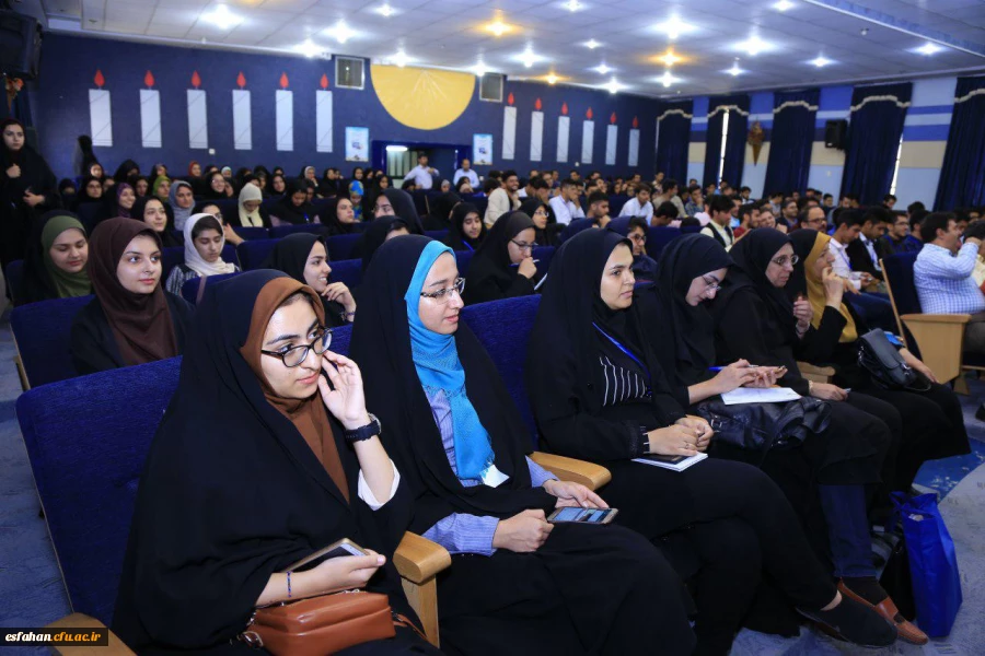 ابطحی نماینده مردم خمینی شهر در مجلس و عضو هیأت امنای دانشگاه فرهنگیان استان اصفهان:

مسلح شدن به ابزار رسانه جزو وظایف معلمان است / کره ای ها یک برگ تاریخ را با قدرت رسانه به افسانه تبدیل می کنند.