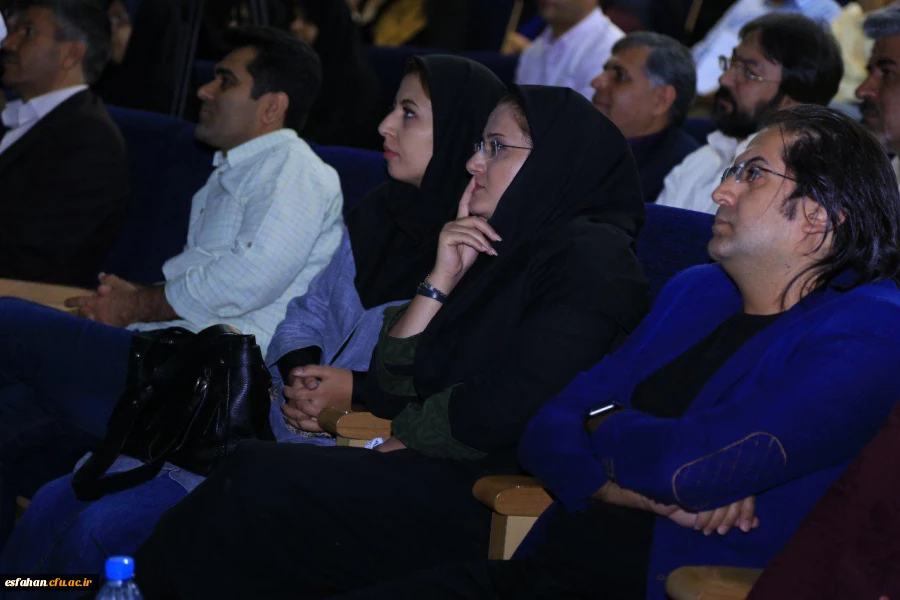 ابطحی نماینده مردم خمینی شهر در مجلس و عضو هیأت امنای دانشگاه فرهنگیان استان اصفهان:

مسلح شدن به ابزار رسانه جزو وظایف معلمان است / کره ای ها یک برگ تاریخ را با قدرت رسانه به افسانه تبدیل می کنند.