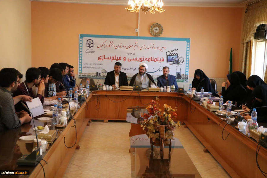 حجت الاسلام و المسلمین عابدی سرپرست معاونت فرهنگی و اجتماعی دانشگاه فرهنگیان در جمع اصحاب رسانه اصفهان:
دانشجو معلمان ما باید مهارت های معلمی و منش معلمی را در دانشگاه فرهنگیان فراگیرند واین مهارت اگر نیست باید ایجاد شود و اگر وجود دارد باید تقویت شود.