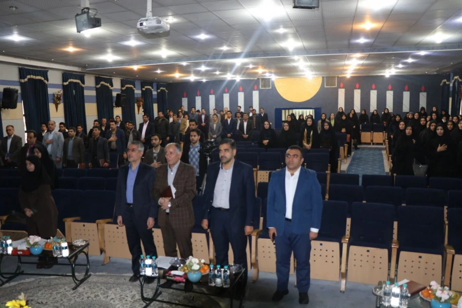 معاون مدیریت  امور پردیس های دانشگاه فرهنگیان اصفهان در همایش نگاهی برتعامل مدیر خردمند و نو معلم خلاق: 

فرهنگ خلاقیت و نوآوری در مدارس تقویت شود