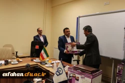 در مدیریت  استانی برگزارشد .
نشست صمیمی دکتر عروف زاد  با کارشناسان و کارشناس مسئولان مدیریت امور پردیس های استانی