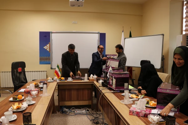 در مدیریت  استانی برگزارشد .
نشست صمیمی دکتر عروف زاد  با کارشناسان و کارشناس مسئولان مدیریت امور پردیس های استانی