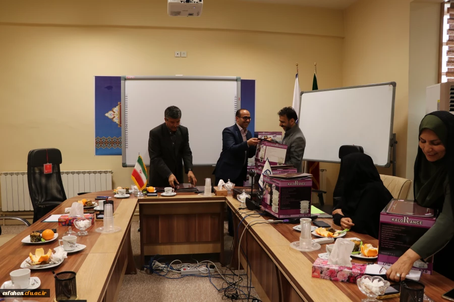 در مدیریت  استانی برگزارشد .
نشست صمیمی دکتر عروف زاد  با کارشناسان و کارشناس مسئولان مدیریت امور پردیس های استانی