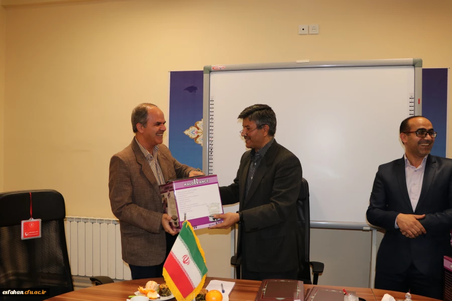 در مدیریت  استانی برگزارشد .
نشست صمیمی دکتر عروف زاد  با کارشناسان و کارشناس مسئولان مدیریت امور پردیس های استانی