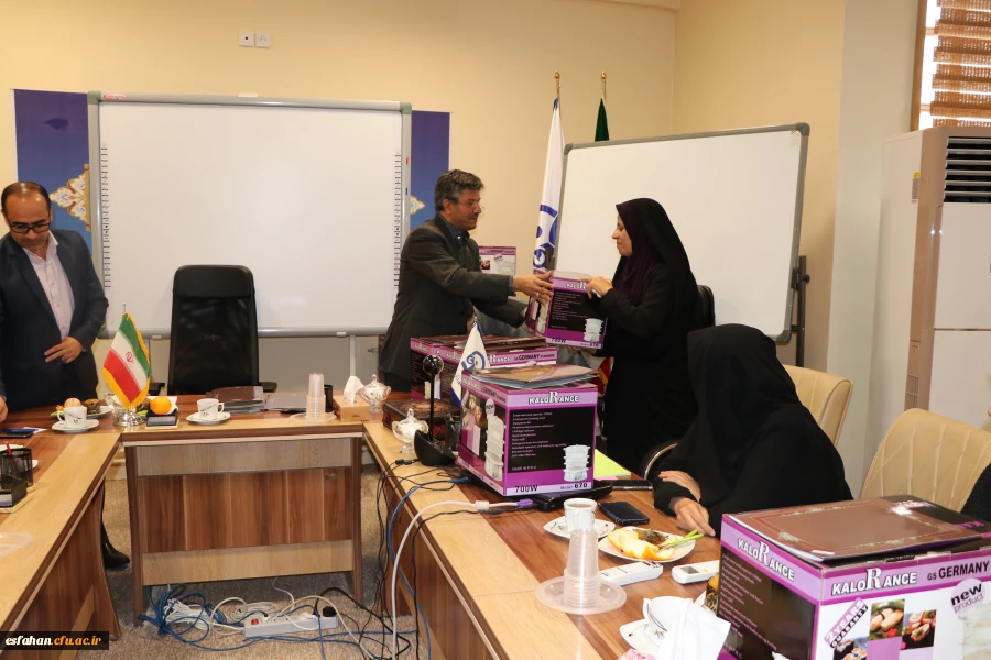 در مدیریت  استانی برگزارشد .
نشست صمیمی دکتر عروف زاد  با کارشناسان و کارشناس مسئولان مدیریت امور پردیس های استانی