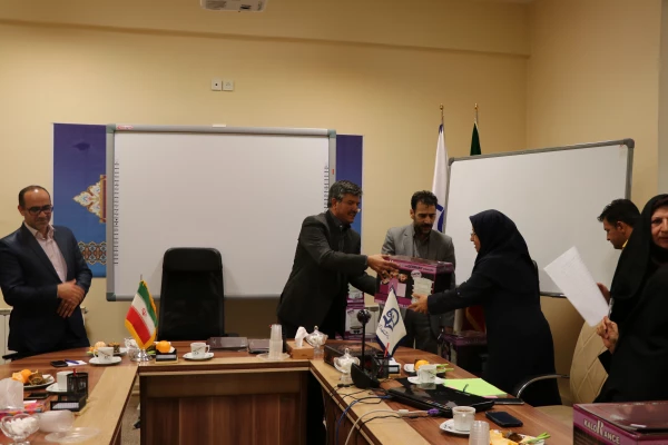 در مدیریت  استانی برگزارشد .
نشست صمیمی دکتر عروف زاد  با کارشناسان و کارشناس مسئولان مدیریت امور پردیس های استانی