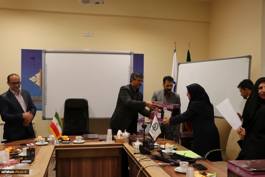 در مدیریت  استانی برگزارشد .
نشست صمیمی دکتر عروف زاد  با کارشناسان و کارشناس مسئولان مدیریت امور پردیس های استانی