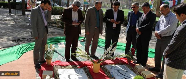 دکتر محمدی ، مدیرکل حوزه ریاست وامور استان های دانشگاه فرهنگیان  بر مزار شهدای گمنام  پردیس شهید باهنر اصفهان :
مدیون رشادت های جامعه ایثارگران، خانواده محترم شهدا و شهدای عزیز هستیم