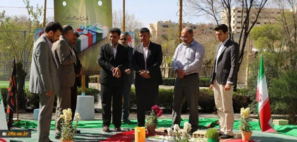 دکتر محمدی ، مدیرکل حوزه ریاست وامور استان های دانشگاه فرهنگیان  بر مزار شهدای گمنام  پردیس شهید باهنر اصفهان :
مدیون رشادت های جامعه ایثارگران، خانواده محترم شهدا و شهدای عزیز هستیم