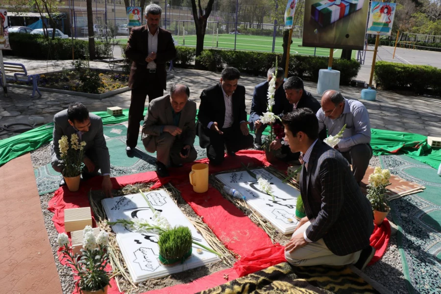 دکتر محمدی ، مدیرکل حوزه ریاست دانشگاه فرهنگیان  بر مزار شهدای گمنام  پردیس شهید باهنر اصفهان :
مدیون رشادت های جامعه ایثارگران، خانواده محترم شهدا و شهدای عزیز هستیم