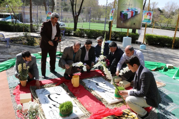 دکتر محمدی ، مدیرکل حوزه ریاست دانشگاه فرهنگیان  بر مزار شهدای گمنام  پردیس شهید باهنر اصفهان :
مدیون رشادت های جامعه ایثارگران، خانواده محترم شهدا و شهدای عزیز هستیم