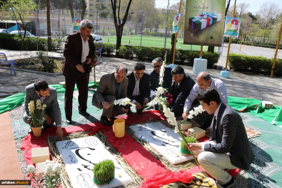دکتر محمدی ، مدیرکل حوزه ریاست دانشگاه فرهنگیان  بر مزار شهدای گمنام  پردیس شهید باهنر اصفهان :
مدیون رشادت های جامعه ایثارگران، خانواده محترم شهدا و شهدای عزیز هستیم