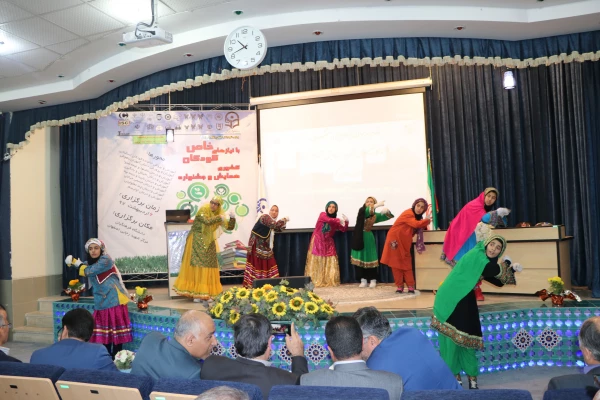 در مراسم افتتاحیه همایش "کودکان با نیاز های خاص "  اجرا شد:
سرود هایی توسط دانش آموزان کم شنوا وناشنوا