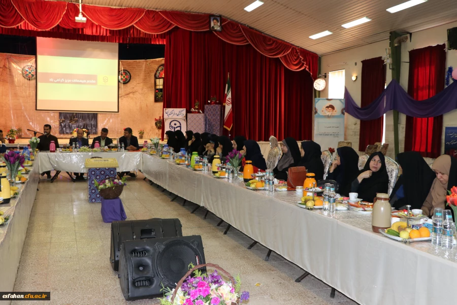 دکتر عروف زاد درنشست مشترک کارکنان معاونت آموزشی ، فرهنگی ، پژوهشی پردیس ها و مراکز استان اصفهان :
حفظ ارزش های انقلاب از اهداف اساسی ماست که در بستر تعلیم و تربیت محقق می شود.