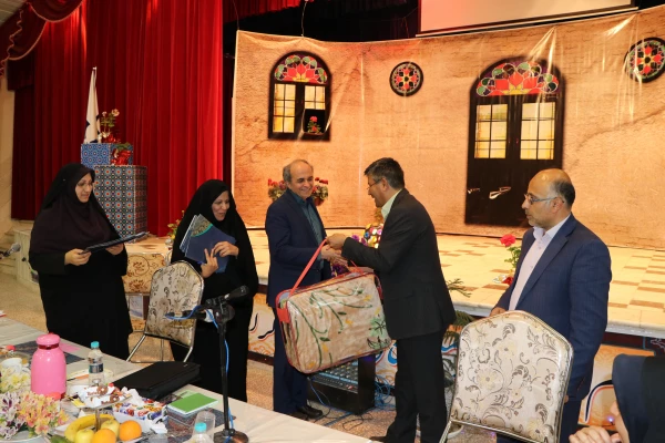 دکتر عروف زاد درنشست مشترک کارکنان معاونت آموزشی ، فرهنگی ، پژوهشی پردیس ها و مراکز استان اصفهان :
حفظ ارزش های انقلاب از اهداف اساسی ماست که در بستر تعلیم و تربیت محقق می شود.