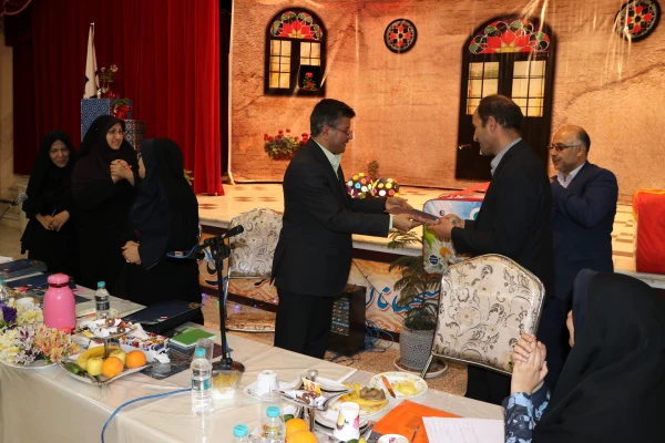 دکتر عروف زاد درنشست مشترک کارکنان معاونت آموزشی ، فرهنگی ، پژوهشی پردیس ها و مراکز استان اصفهان :
حفظ ارزش های انقلاب از اهداف اساسی ماست که در بستر تعلیم و تربیت محقق می شود.