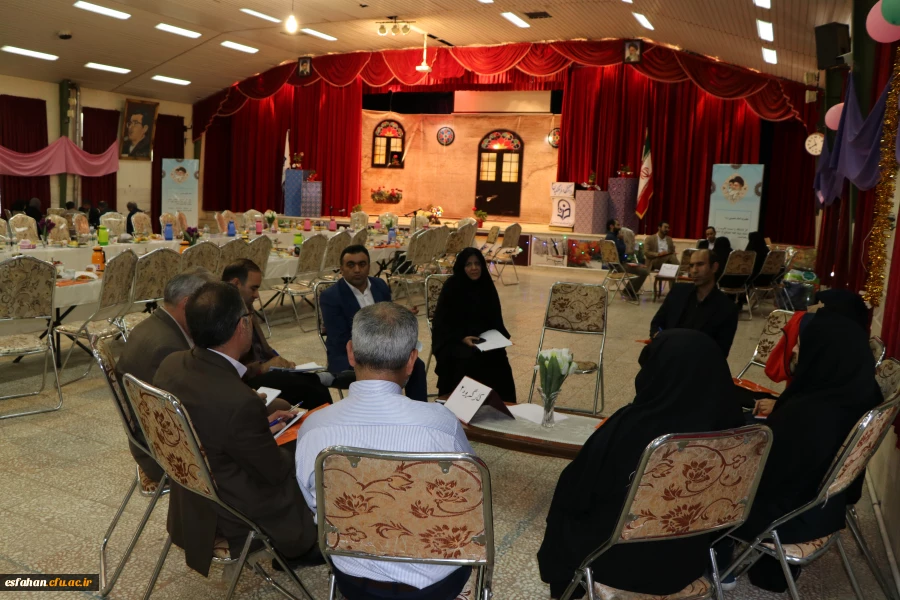 باحضور دکتر عروف زاد سرپرست مدیریت امور پردیس های استانی برگزار شد.
نشست مشترک سرپرستان ، معاونین و کارشناسان  مدیریت ، پردیس ها و مراکز استان اصفهان
