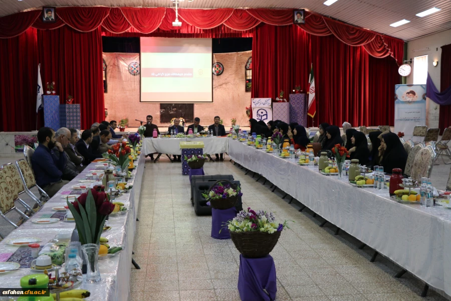 باحضور دکتر عروف زاد سرپرست مدیریت امور پردیس های استانی برگزار شد.
نشست مشترک سرپرستان ، معاونین و کارشناسان  مدیریت ، پردیس ها و مراکز استان اصفهان