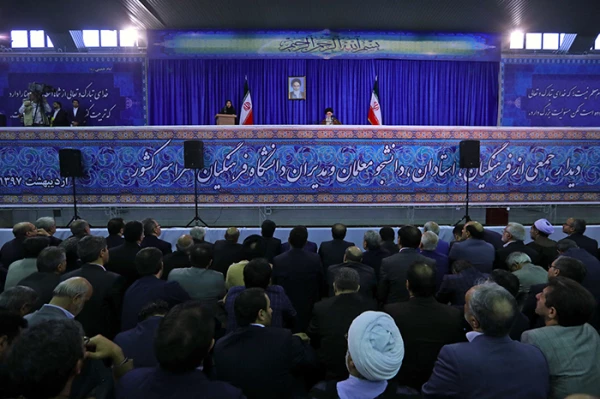 با حضور و سخنرانی رهبر انقلاب در دانشگاه فرهنگیان:
نوزده اردیبهشت یکهزار و سیصد و نود و هفت برای همیشه در حافظه تاریخی این دانشگاه ثبت شد