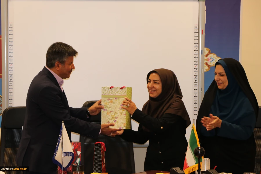 با حضور دکتر عروف زاد سرپرست مدیریت امور پردیس ها برگزار شد.
تجلیل از ورزشکاران دومیدانی و فوتسال