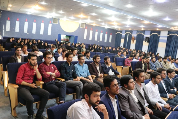 یوسف کریمی درنخستین جشنواره تجلیل از فعالان دانشجویی دانشگاه فرهنگیان استان  اصفهان گفت :
معلمان هدایتگر نسل آینده  و سازنده زیر ساخت تربیتی جامعه هستید.