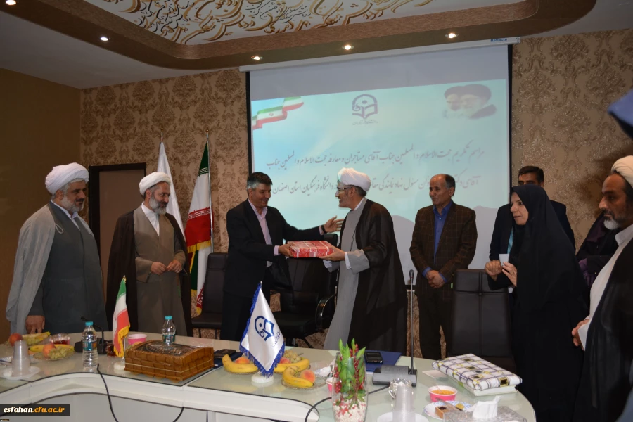 دکتر عروف زاد در مراسم تکریم و معارفه مسئول نهاد نمایندگی مقام معظم رهبری در دانشگاه فرهنگیان:
توفیق خدمت به گوهرهای ارزشمندی را در این محیط داریم که کار و مسئولیت مان را دو چندان کرده است.