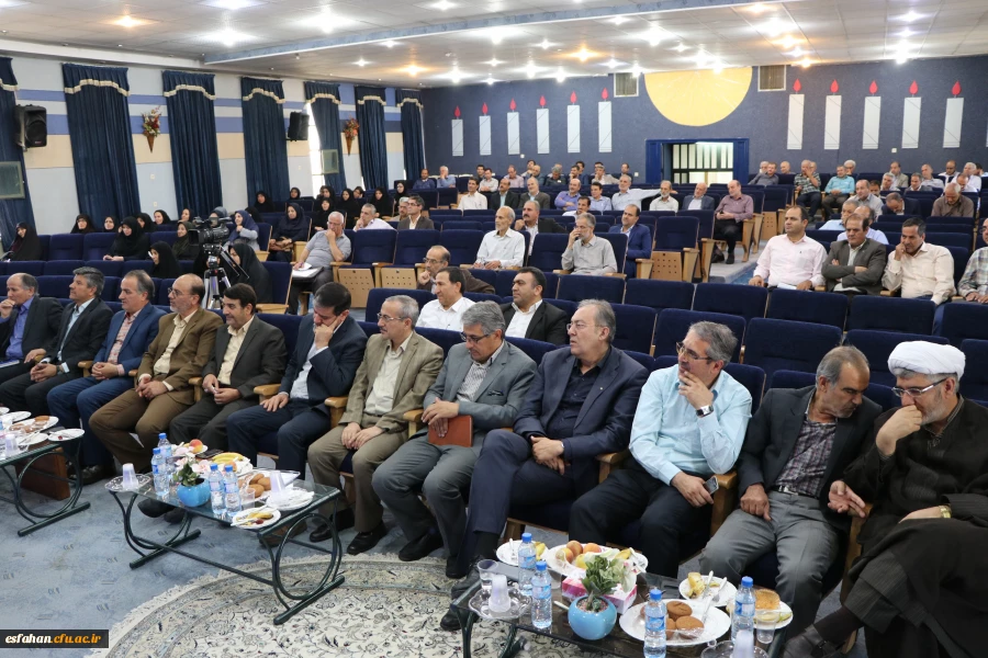 دکتر پناهی معاون پژوهش اداره آموزش و پرورش اصفهان:
نباید کاری به گرایش سیاسی داوطلبان داشته باشیم